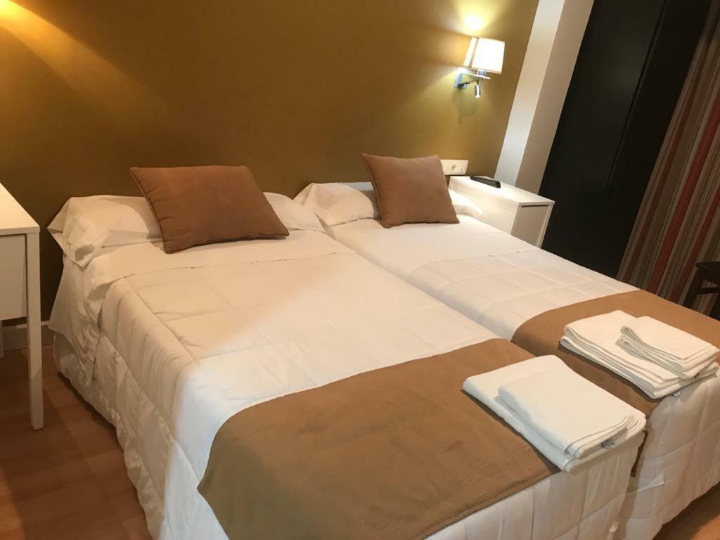 נבלמוראל דה לה מאטה Hotel Moya מראה חיצוני תמונה